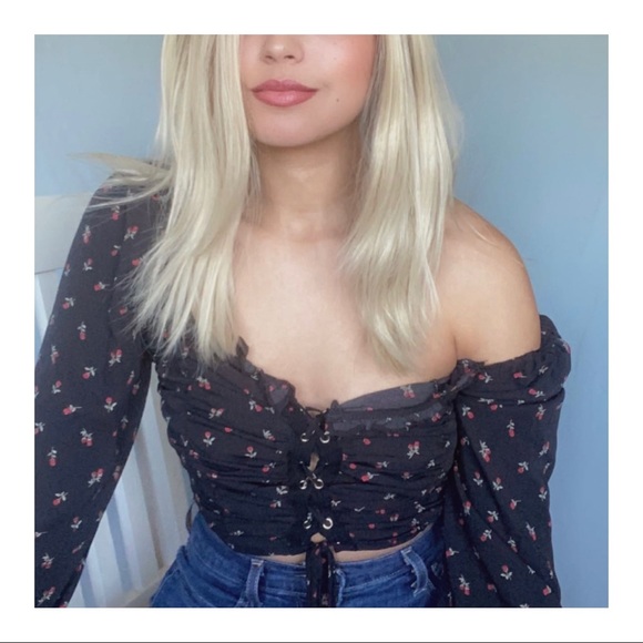 Forever 21 Tops - ꧁BLOUSE WITH ROSES꧂